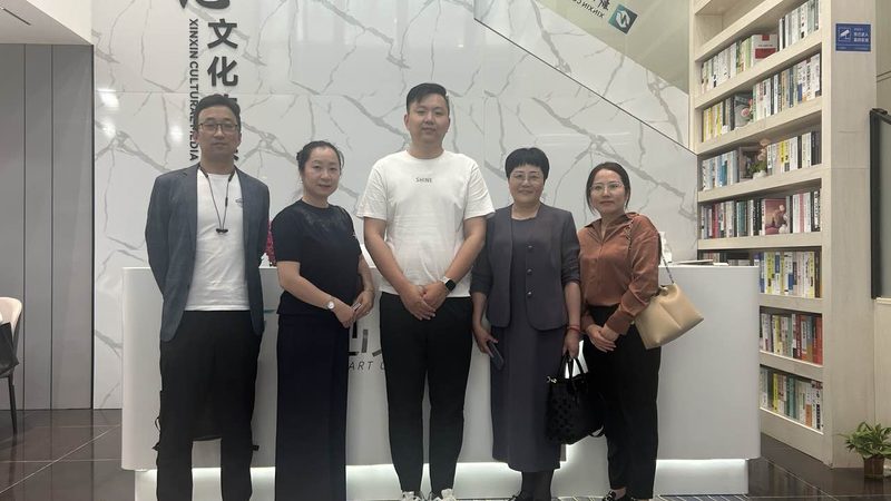 在处理版权问题时，首先要确认版权归属。可以通过以下途径：